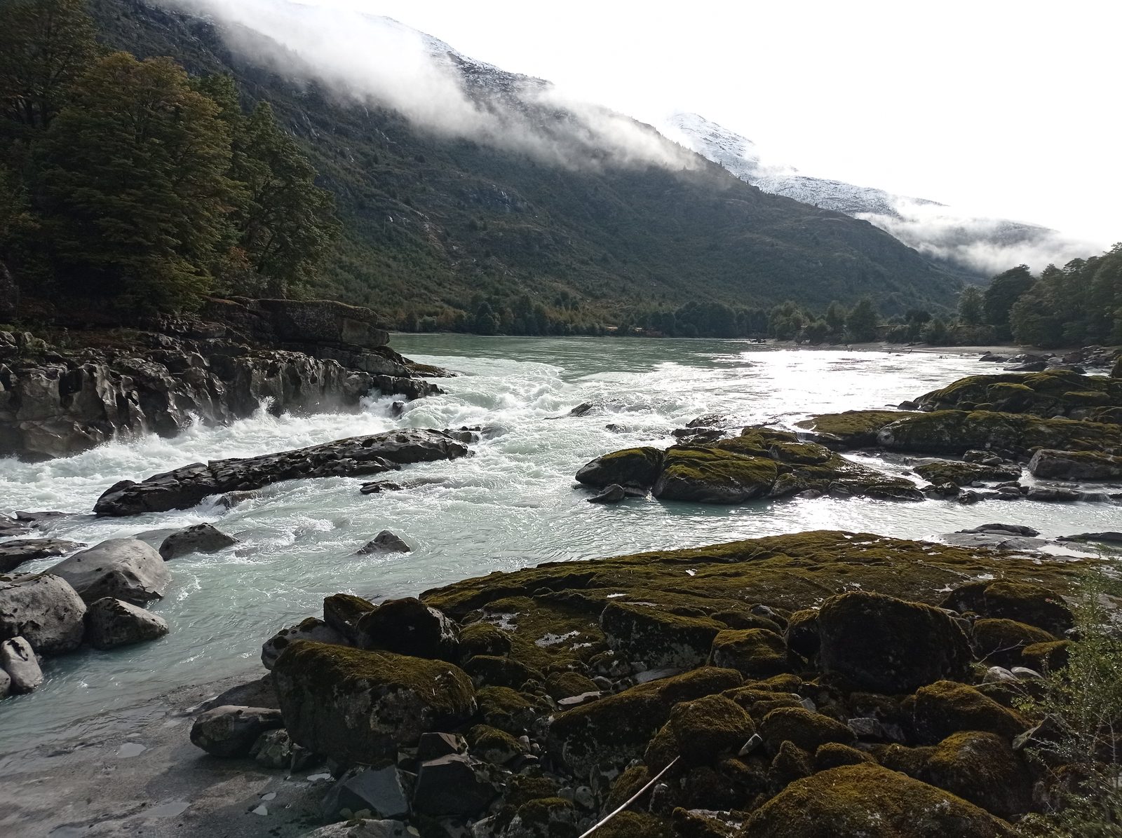 Rápidos del Río Baker entre rocas