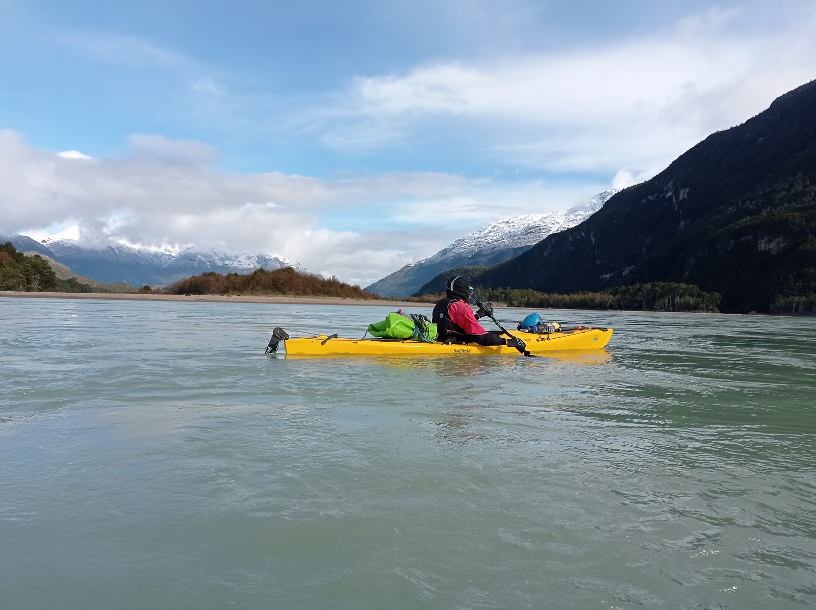 Guía remando en el Río Baker