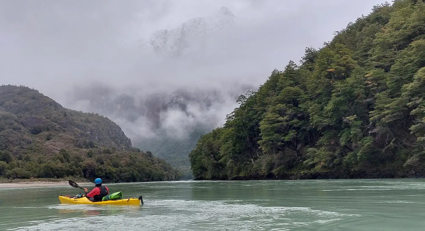 Kayak descendiendo el Río Baker hacia la cordillera