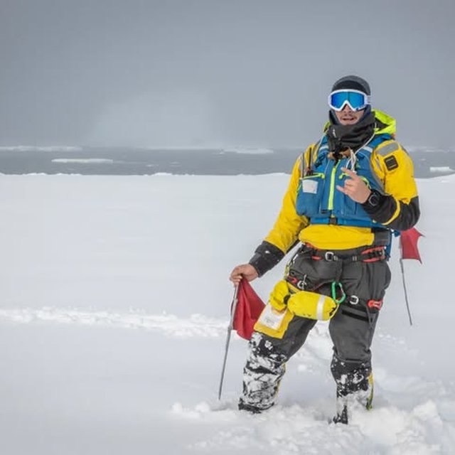 Jonathan en expedición polar con bandera